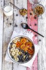 Cereali con banana, mirtilli, arancia rossa, fiocchi di cocco e latte — Foto stock