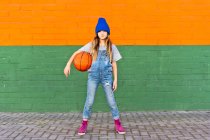 Молода дівчина з баскетболом — стокове фото