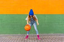 Молода дівчина грає в баскетбол, дриблінг — стокове фото