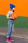 Молода дівчина з баскетболом — стокове фото