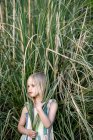Portrait de petite fille blonde devant l'herbe de Pampas — Photo de stock