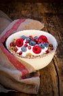 Ciotola di muesli con yogurt greco, quinoa schioccata, lamponi, mirtilli e semi di melograno, dall'alto — Foto stock