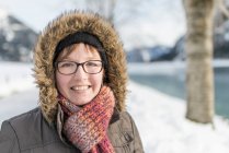 Portrait de femme souriante en hiver — Photo de stock