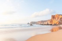 Португалія, Алгарве, Саґрес, Прая-ду-Тонель, пляж, море і скелясті скелі — стокове фото