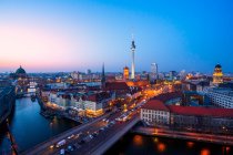 Alemania, Berlín, vista panorámica con torre de televisión, Ayuntamiento Rojo e iglesia de San Nicolás al atardecer - foto de stock