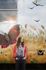 Sorridente ragazza adolescente in piedi a un treno dipinto auto — Foto stock