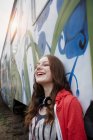 Ritratto di adolescente felice in una carrozza dipinta — Foto stock