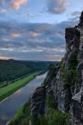 Alemanha, Saxônia, Elba Montanhas de arenito, vista do Bastei para o rio Elba e Vale do Elba ao entardecer — Fotografia de Stock
