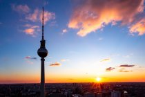 Alemania, Berlín, silueta de la torre de televisión al atardecer - foto de stock