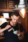 Barista preparare un caffè in caffetteria — Foto stock
