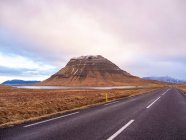 Islanda, penisola di Snaefellsnes, Kirkjufell Mountain lungo la strada — Foto stock
