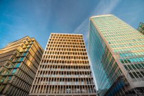 Reino Unido, Londres, Westminster, Edificios comerciales y de oficinas en Victoria Street - foto de stock