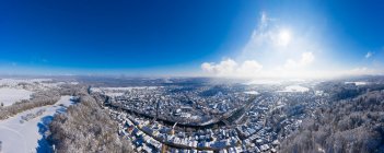 Alemania, Baviera, vista panorámica sobre Wolfratshausen con el río Loisach en invierno, vista aérea - foto de stock