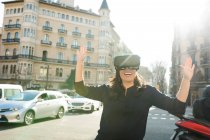 Захоплена жінка в окулярах VR в місті — стокове фото