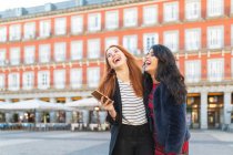 Spagna, Madrid, Plaza Mayor, due migliori amici che si divertono insieme in città — Foto stock