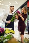 Florist berät Kundin im Blumenladen — Stockfoto