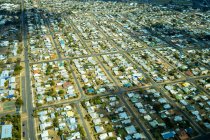Vista aérea de las casas y calles de un barrio residencial en Bundaberg, Queensland, Australia - foto de stock