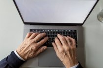 Close-up de homem sênior usando laptop — Fotografia de Stock