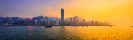 Skyline centrale de Hong Kong et port de Victoria au coucher du soleil, Hong Kong, Chine — Photo de stock