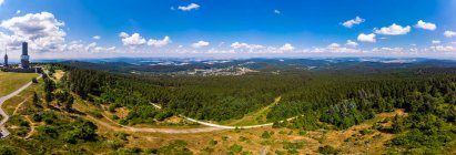Alemanha, Hesse, Schmitten, Vista aérea de Grosser Feldberg, mastro aéreo de hr e torre de visualização, Oberreifenberg em segundo plano — Fotografia de Stock