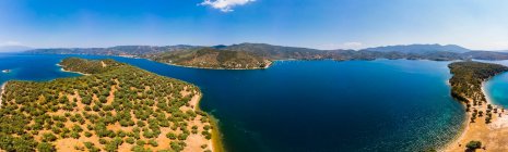 Греція, Егейське море, затока Пагасетік, Повітряний вид з затоки Міліна до острова Алатас. — стокове фото