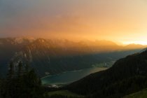 Austria, Tyrol, Maurach, Rofan Mountains, Lake Achen at sunset — Stock Photo