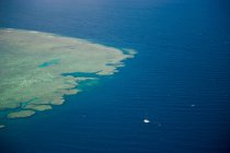 Вид с воздуха на Большой Барьерный риф, Квинсленд, Австралия — стоковое фото