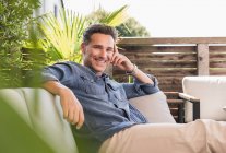 Hombre seguro relajándose en la terraza - foto de stock