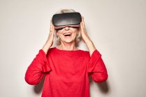 Ritratto di donna matura che ride indossando occhiali di realtà virtuale — Foto stock