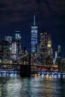 Skyline di notte con East River e Brooklyn Bridge, Manhattan, New York, USA — Foto stock