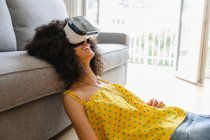Giovane donna che indossa occhiali di realtà virtuale — Foto stock