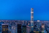 Skyline all'ora blu con grattacielo 432 Park Avenue, Manhattan, New York, USA — Foto stock