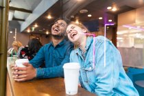 Amici che si divertono insieme in una caffetteria — Foto stock