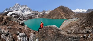 Donna che guarda il lago Goykyo, Himalaya, Solo Khumbu, Nepal — Foto stock
