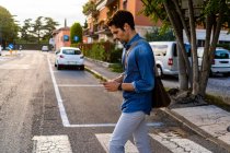 Mann überquert Straße in der Stadt — Stockfoto