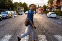 Чоловік перетинає вулицю в місті — стокове фото