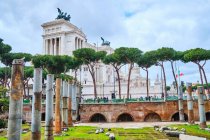 Trajan's Forum, Monumento a Vittorio Emanuele II, Forum Romanum, Rome, Italy — Stock Photo