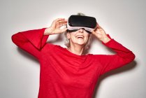 Ritratto di donna matura che ride indossando occhiali di realtà virtuale — Foto stock