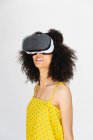 Giovane donna che indossa occhiali di realtà virtuale — Foto stock