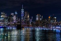 Skyline di notte con East River e Brooklyn Bridge, Manhattan, New York, USA — Foto stock