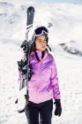 Woman carrying her skis over her shoulder, Sierra Nevada, Andalusia, Spain — Stock Photo