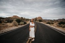 Donna in piedi su strada, Joshua Tree National Park, California, USA — Foto stock