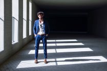 Retrato de empresário confiante em pé em uma passagem — Fotografia de Stock