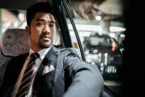 Портрет довірливого молодого бізнесмена в таксі. — стокове фото