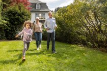 Buon nipote con i nonni che corrono in giardino — Foto stock