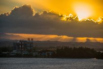 Vista della fabbrica via mare contro il cielo nuvoloso al tramonto, Porto Rico, Caraibi — Foto stock