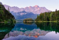 Scenic view of Eibsee lake with Wetterstein and Zugspitze in background, Werdenfelser Land, Upper Bavaria, Bavaria, Germany — Stock Photo