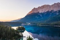 Scenic view of Eibsee lake with Eibsee Hotel in background against Wetterstein Mountains, Grainau, Werdenfelser Land, Upper Bavaria, Bavaria, Germany — Stock Photo