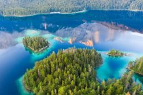 Scenic view of Eibsee with reflection of Zugspitze in morning, Grainau, Werdenfelser Land, Upper Bavaria, Bavaria, Germany — Stock Photo