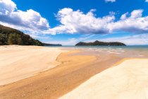 Vista panorâmica da praia contra o céu durante o dia ensolarado na Abel Tasman Coastal Track, South Island, Nova Zelândia — Fotografia de Stock